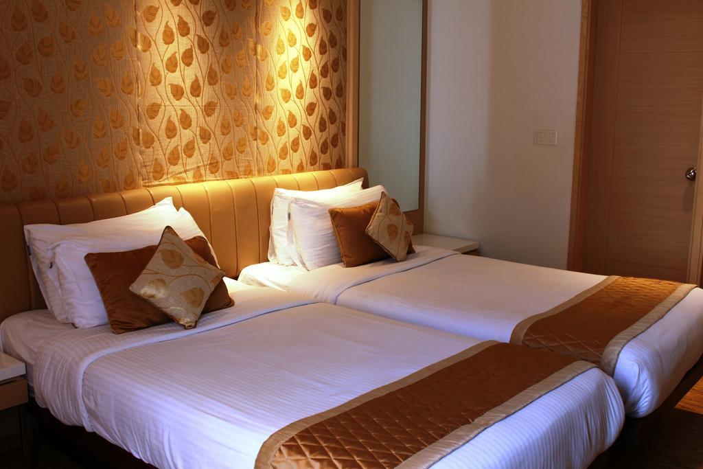 Hotel Swati Делхи Екстериор снимка