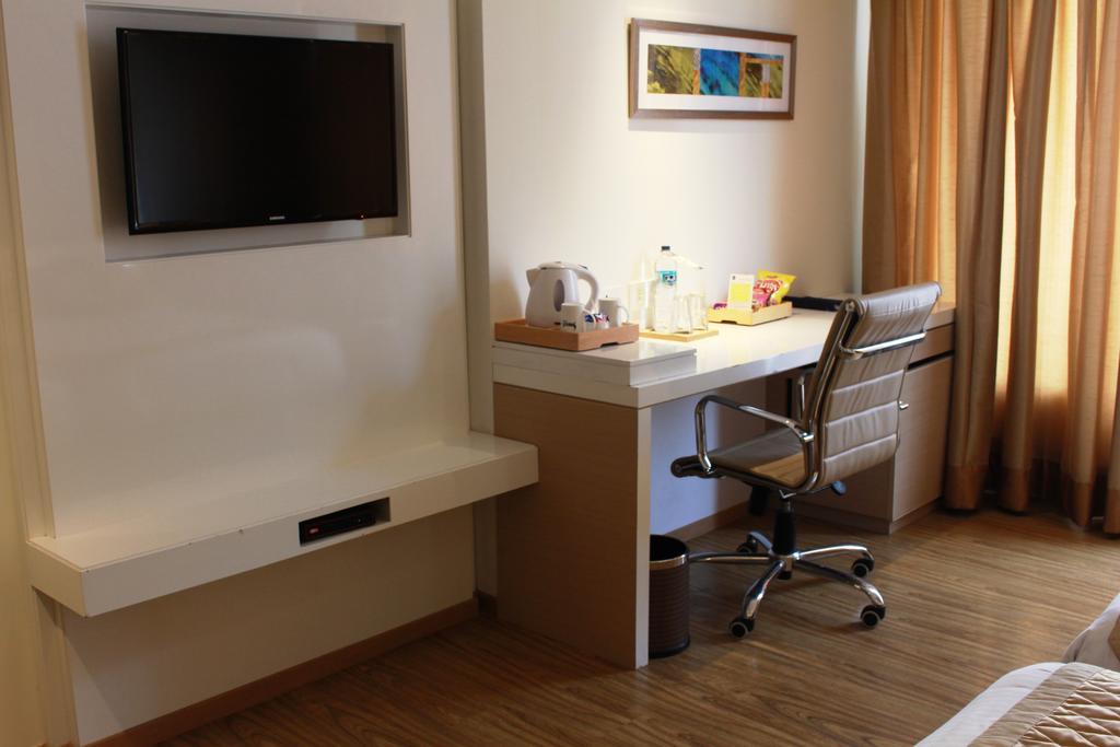 Hotel Swati Делхи Екстериор снимка