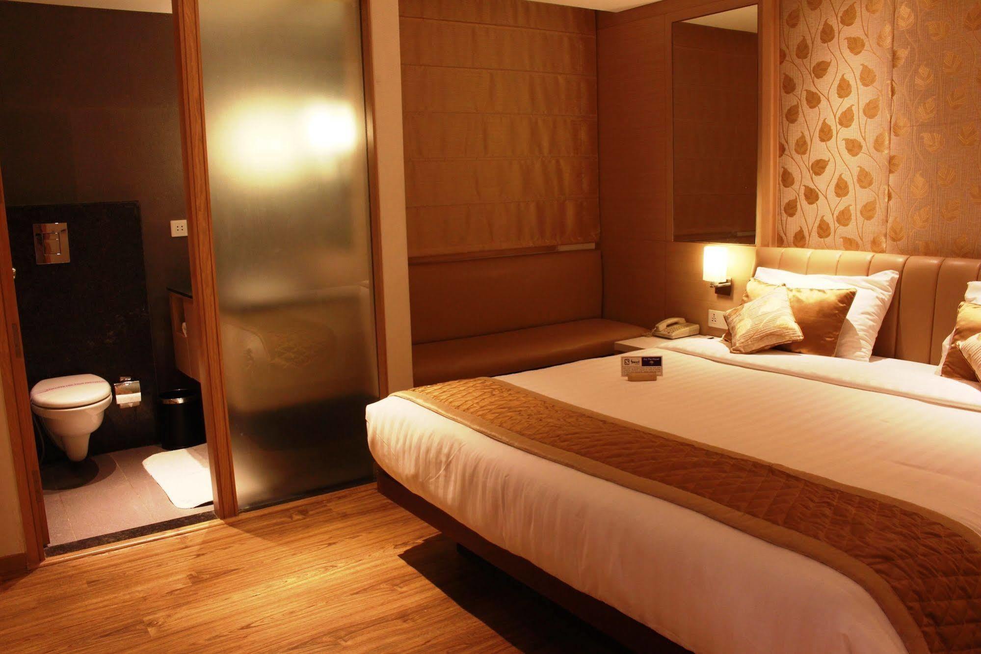 Hotel Swati Делхи Екстериор снимка