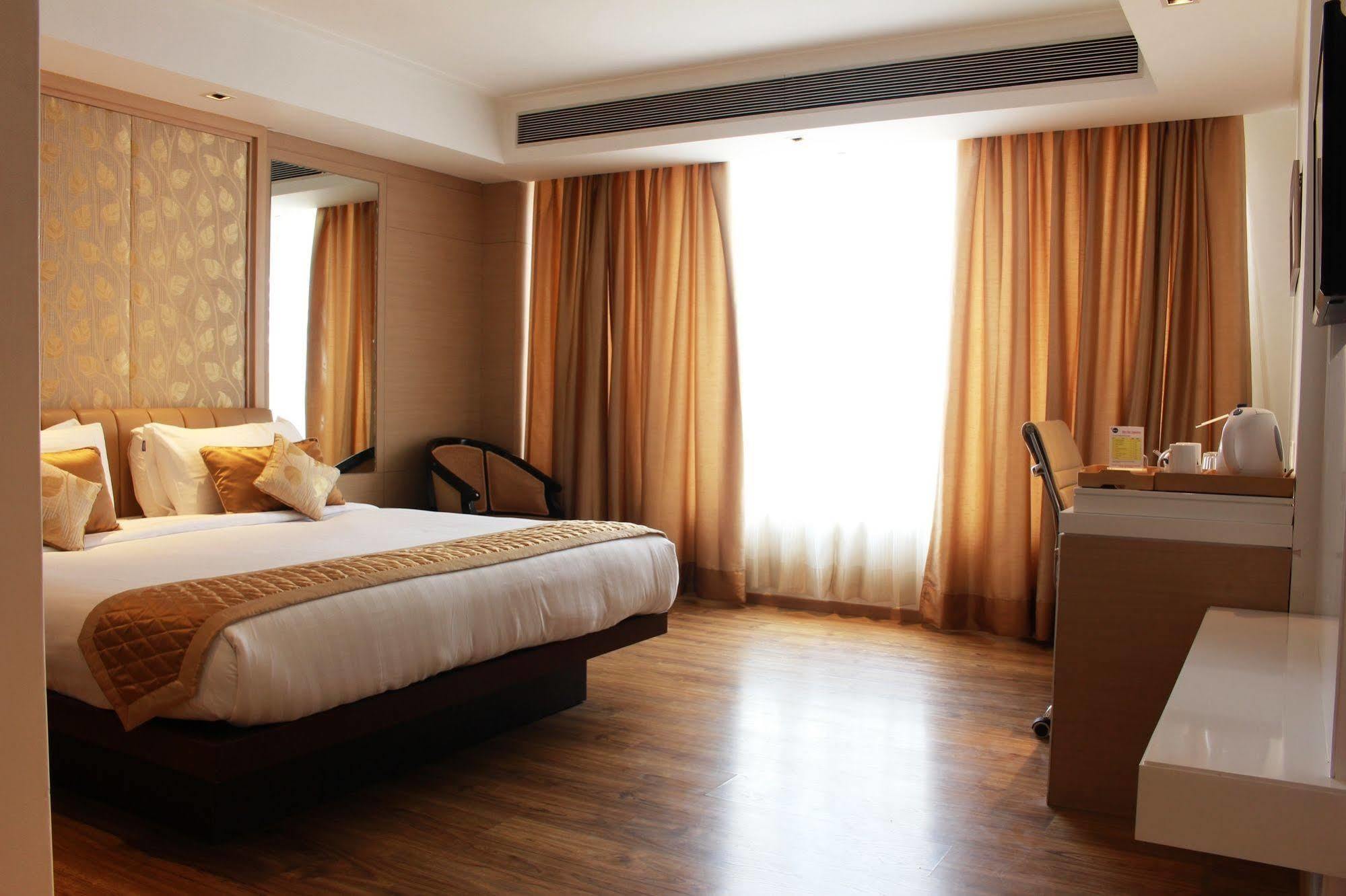 Hotel Swati Делхи Екстериор снимка