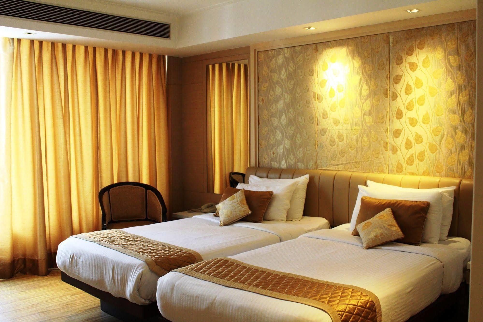 Hotel Swati Делхи Екстериор снимка