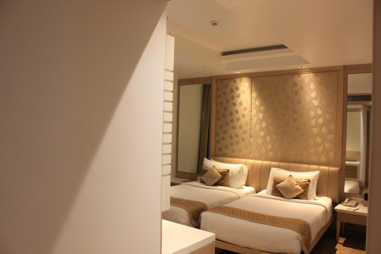 Hotel Swati Делхи Екстериор снимка
