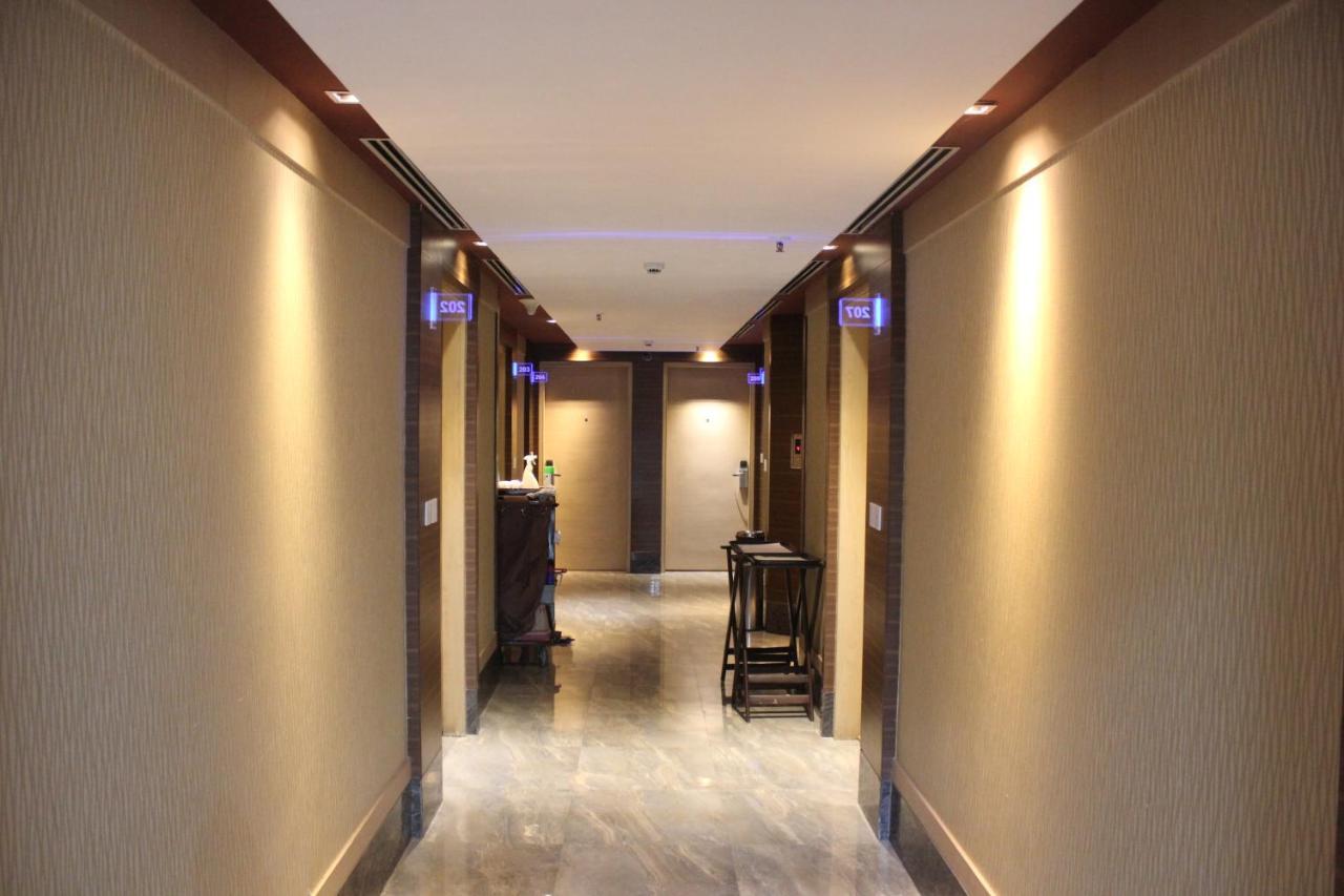Hotel Swati Делхи Екстериор снимка